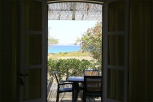 Vista sul mare da una sala interna                   